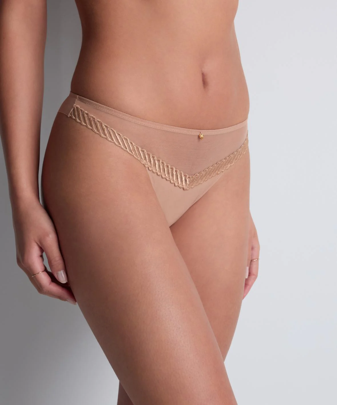 Sheer Emotion String 4M26 Sand